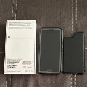 Apple iPhone SE Black with wallet case